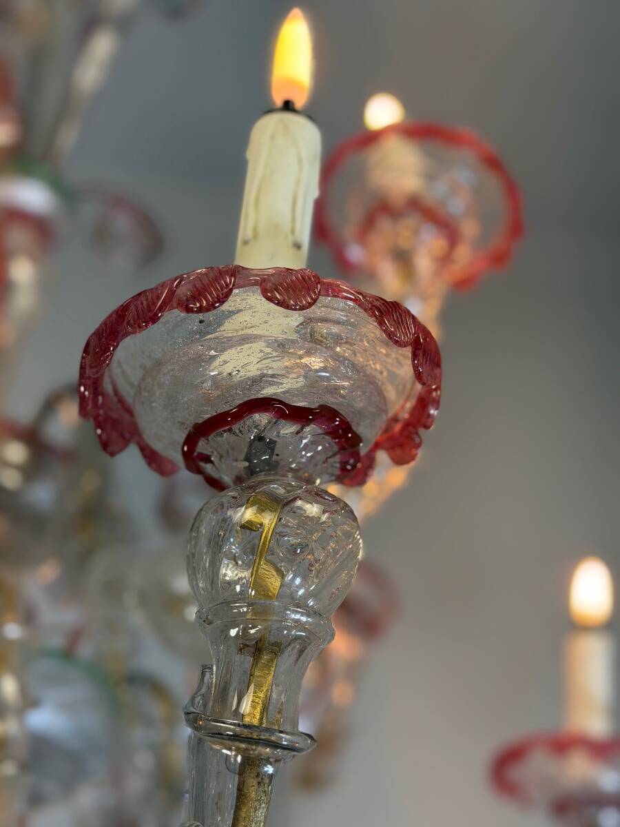 Venetian Rezzonico chandelier in colourless and red Murano glass, circa 1900.