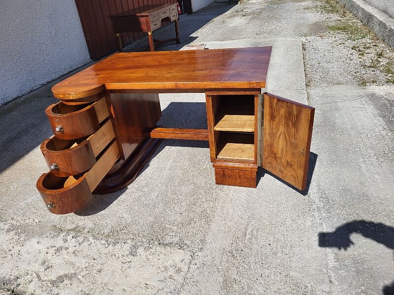 Bureau art deco en noyer 3 tiroirs et une porte