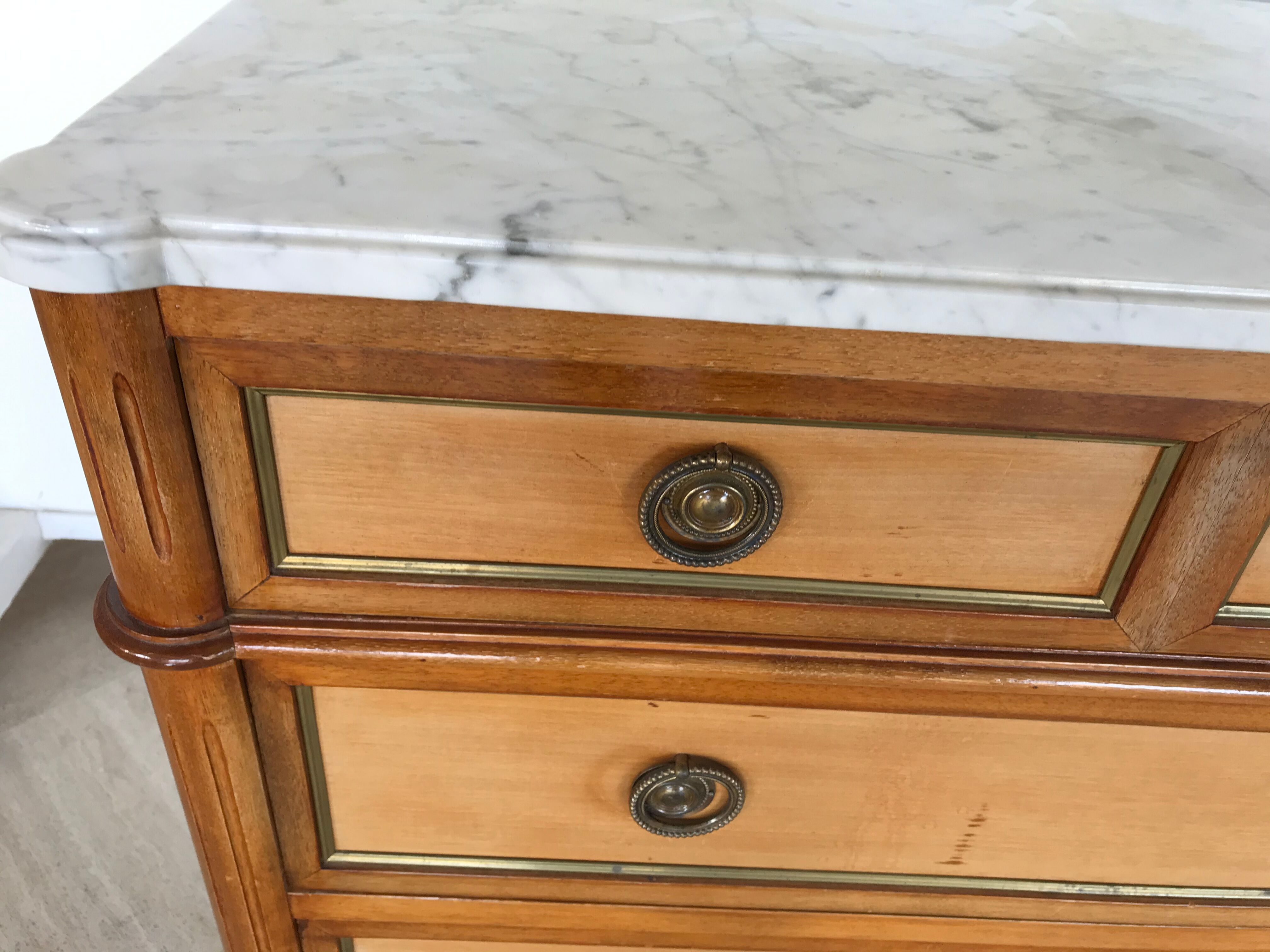 Commode de style Louis XVI en acajou , plateau en marbre blanc