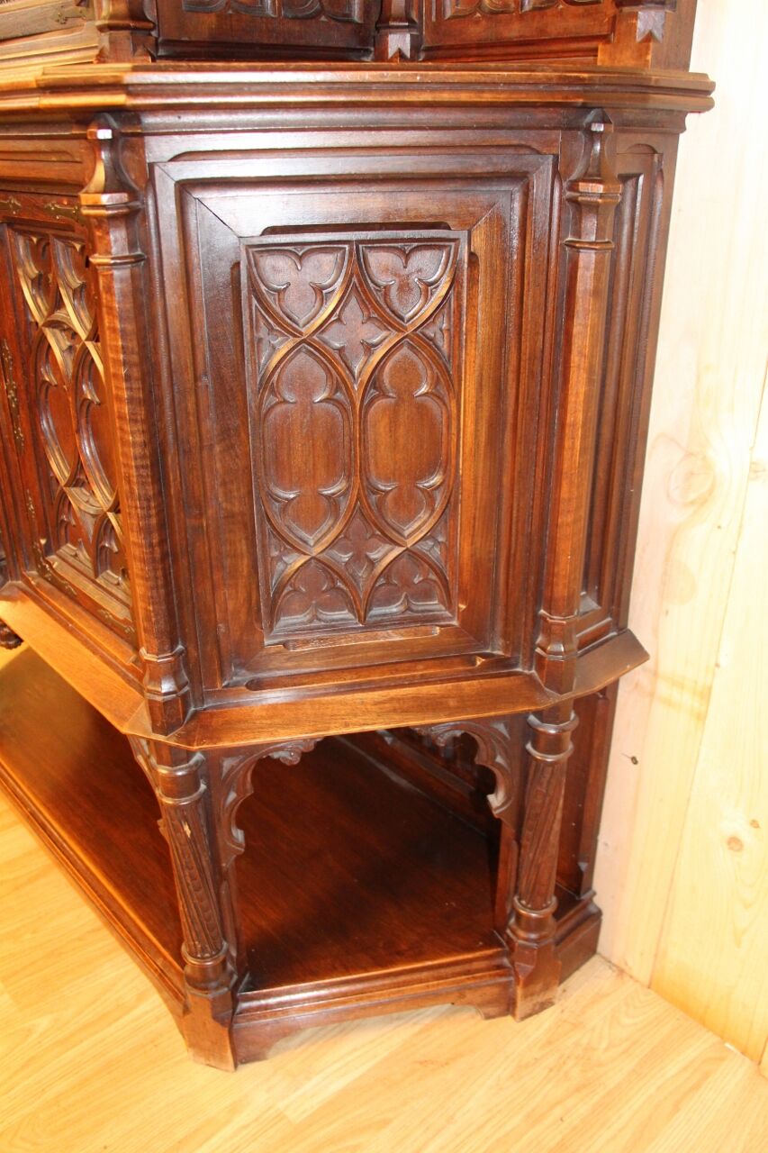 Credence in walnut 19th neo-gothic flamboyant