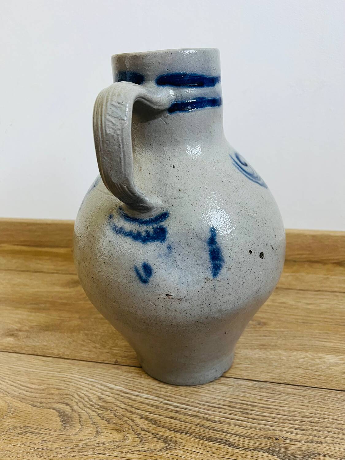 Pichet en grès à motifs