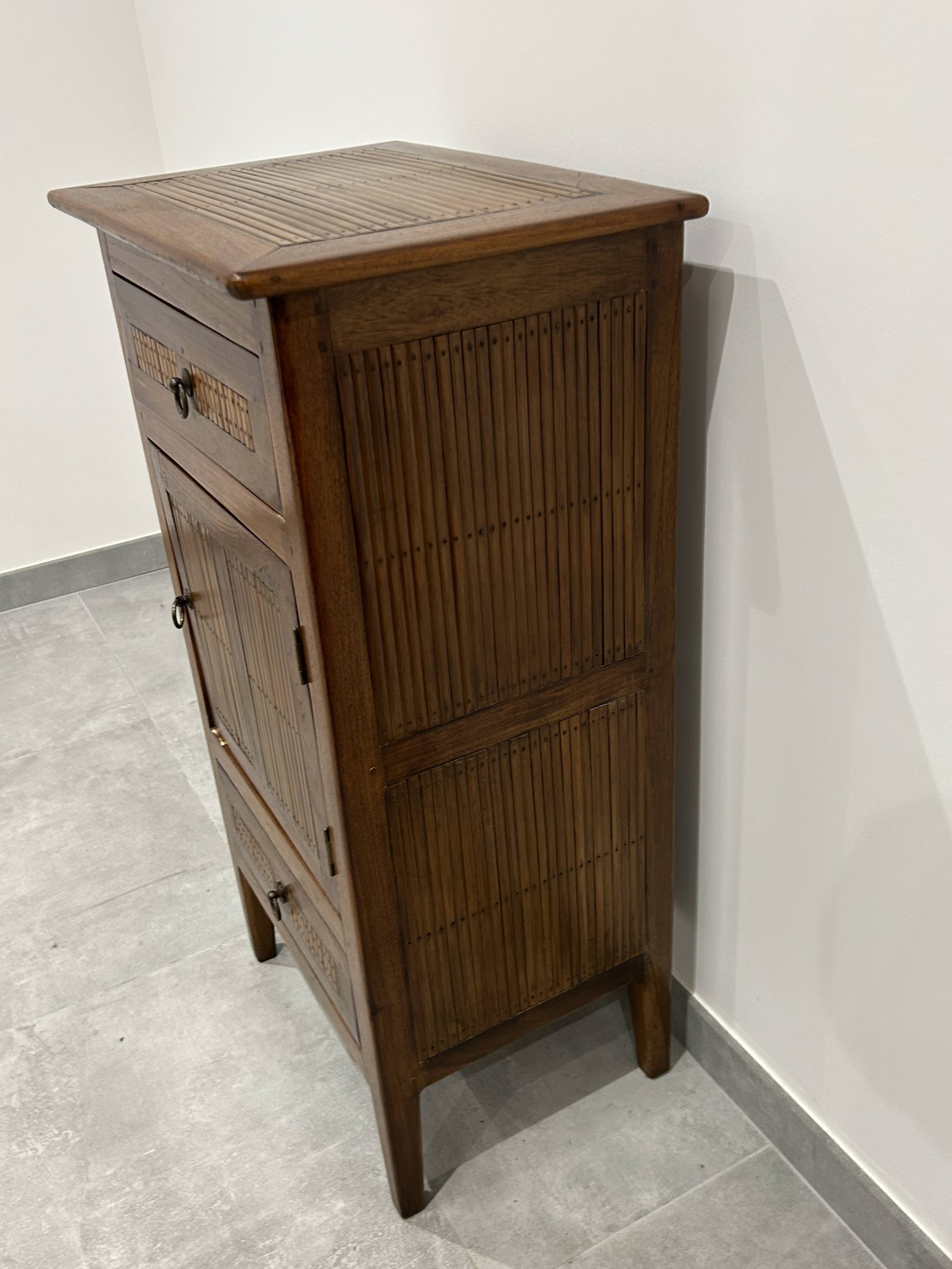 Meuble d'appoint en bois exotique