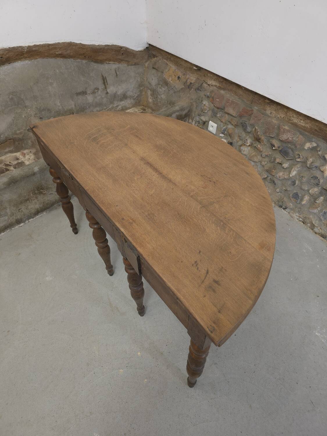 Extendable half-moon round oak table for 2 to 8 people