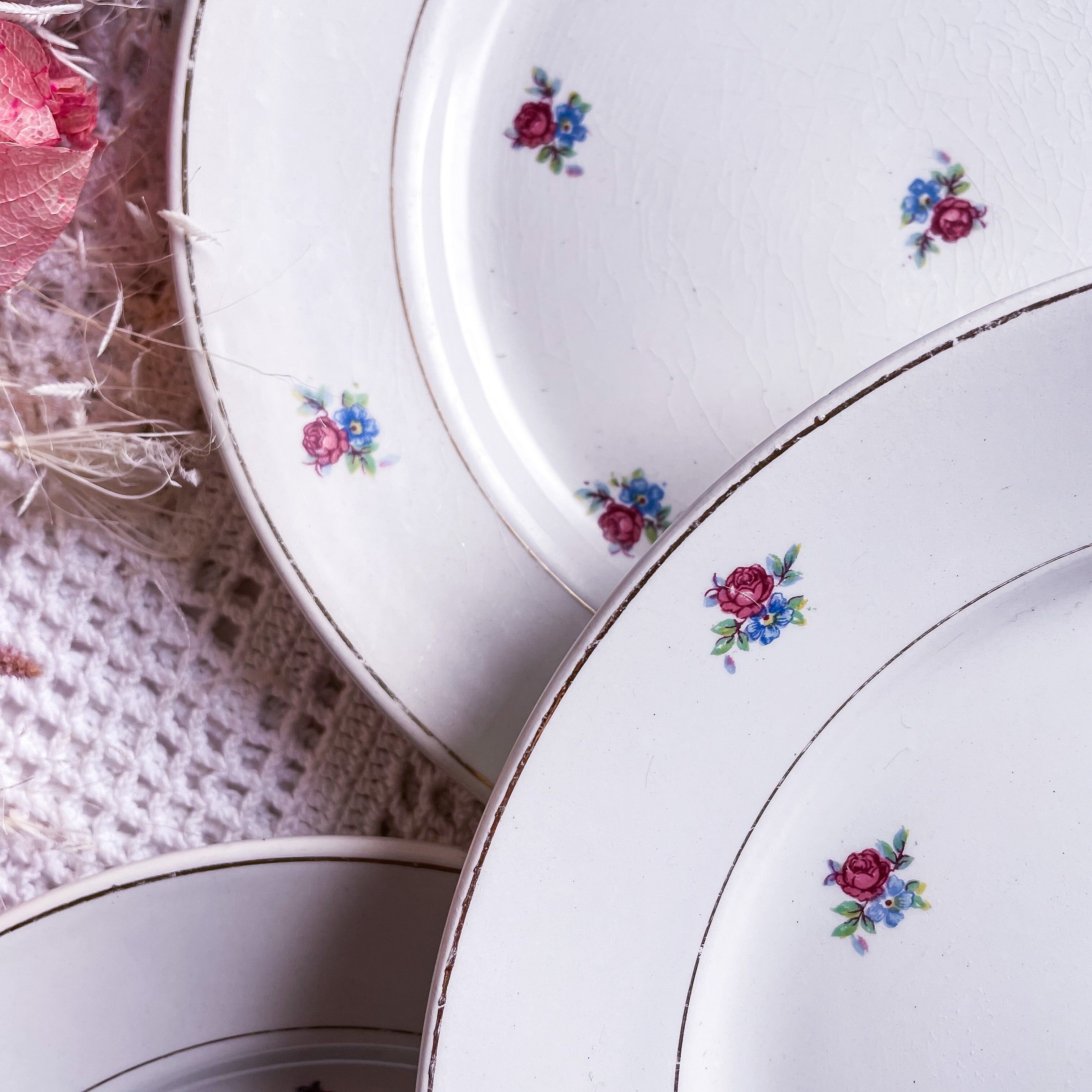 Set of 4 flowery dessert plates