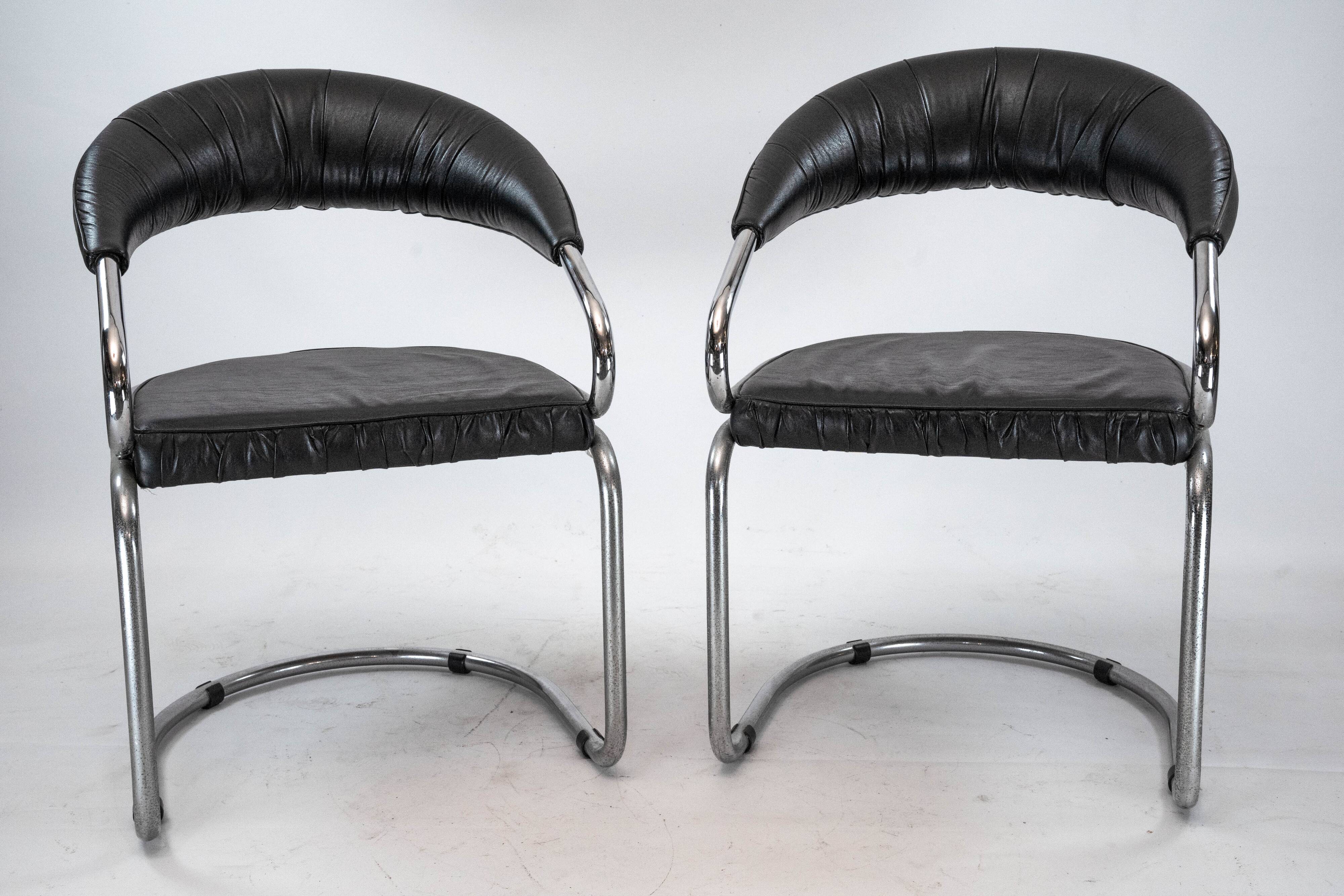 Paire de chaises en chrome et simili cuir par Giotto Stoppino. Italie années 1970.