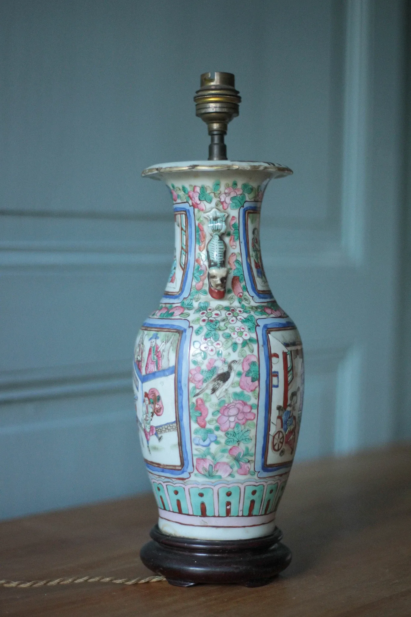 Canton porcelain table lamp, Chinese lamp with polychrome decoration.