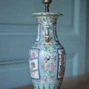 Pied de lampe de table en porcelaine de Canton, décor polychrome, Chine