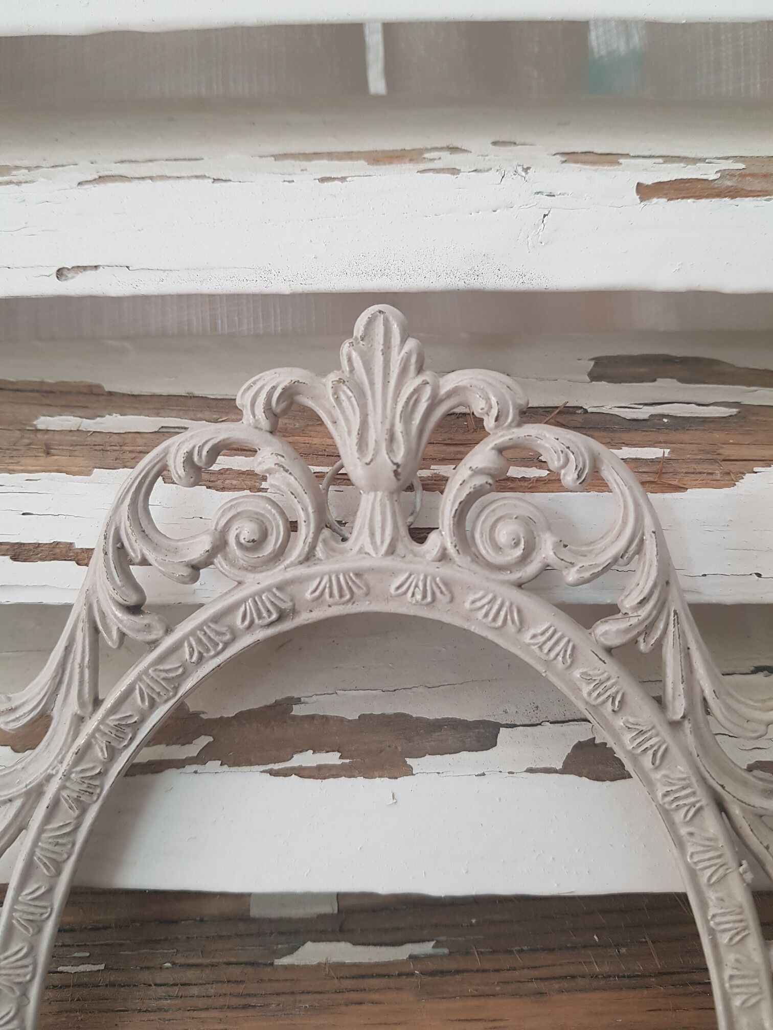 Oval frame molding patinated plant decoration