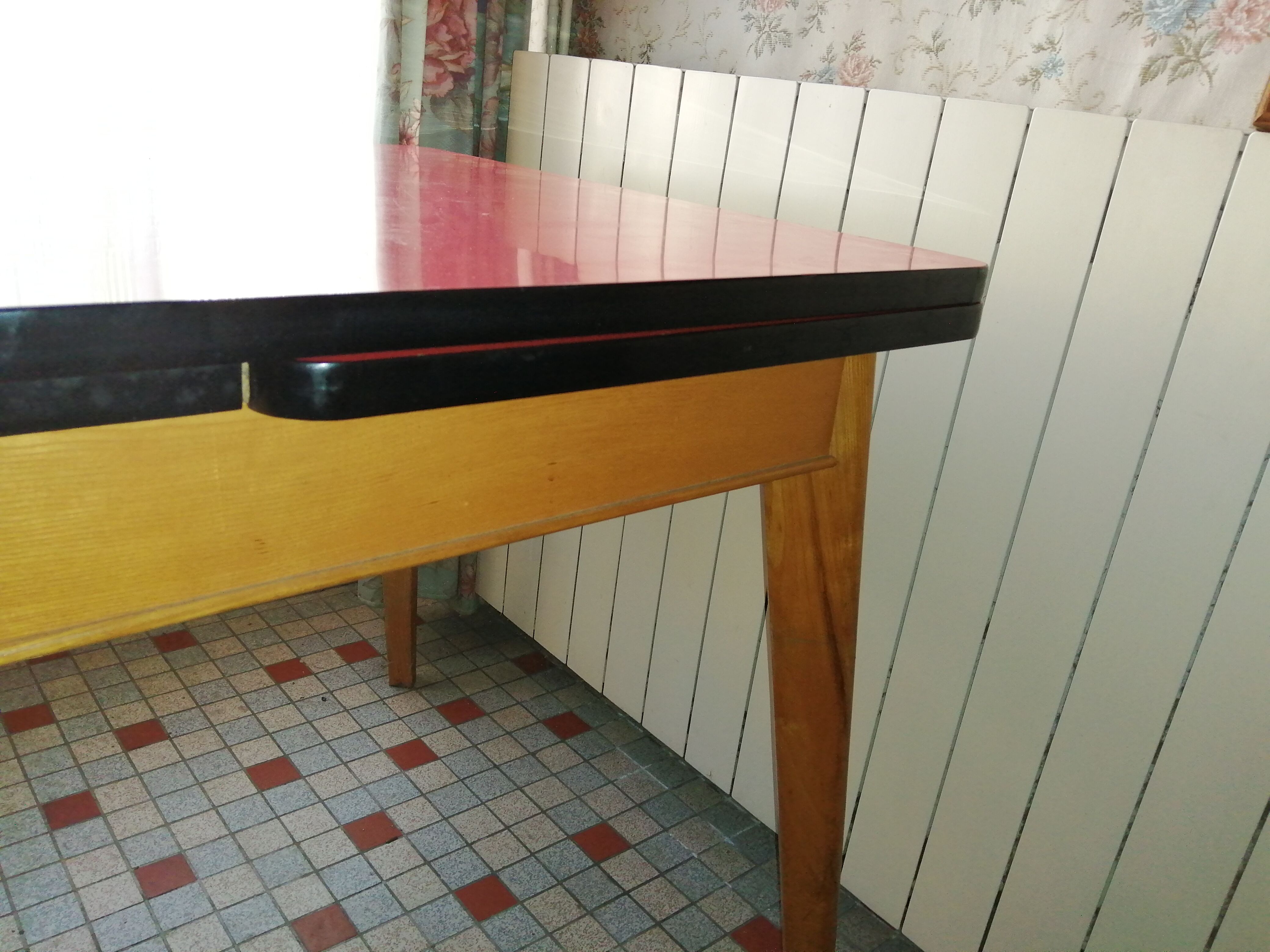Table en formica rouge en tbe