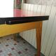 Table en formica rouge en tbe