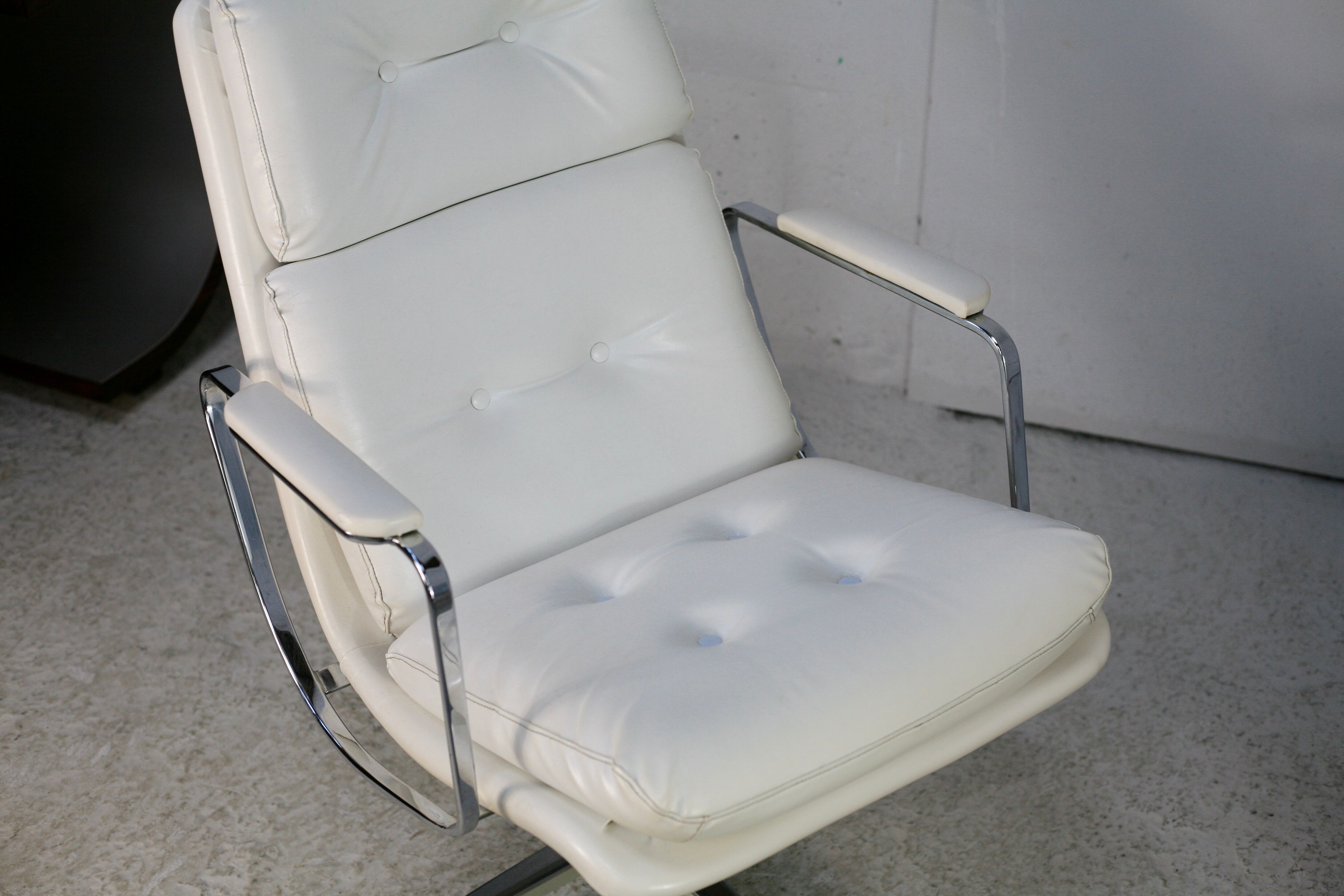 Armchair "Space Age"". Steel and imitation leather. Swivel. France, 70s