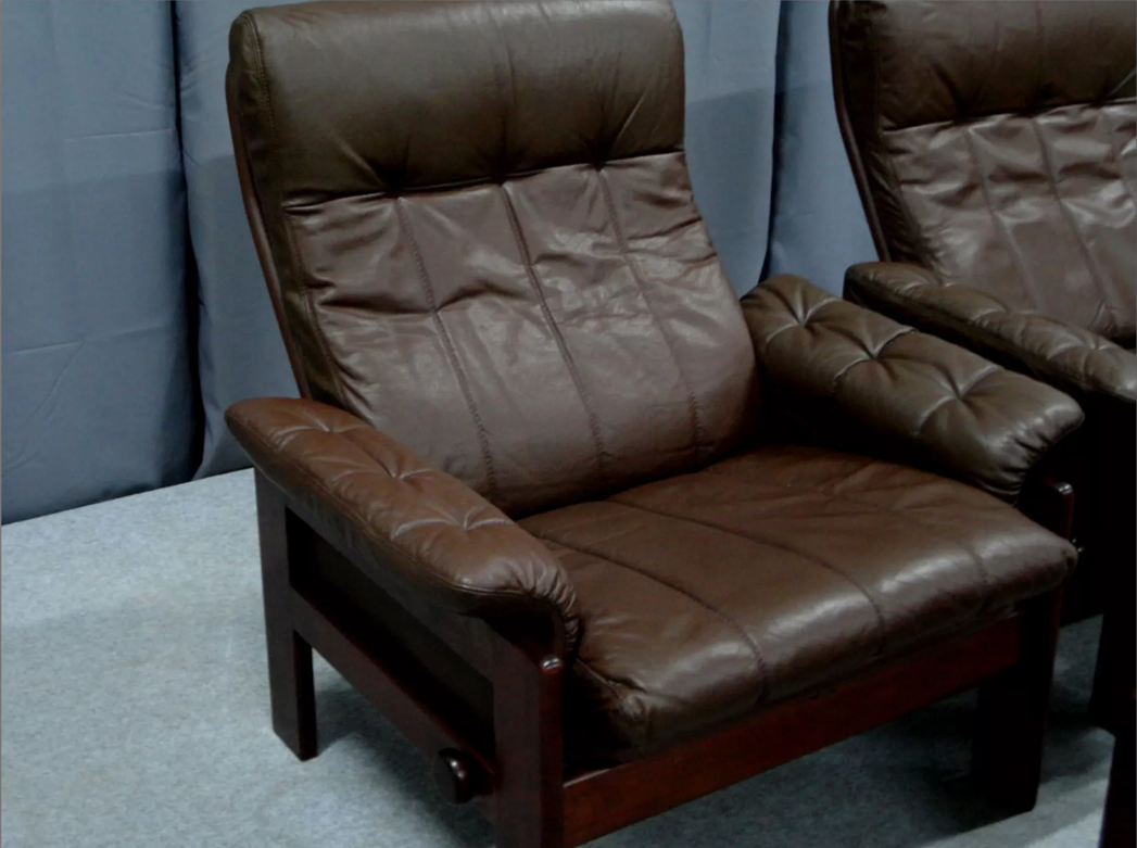 Pair of armchairs and ottoman in leather, 1970
