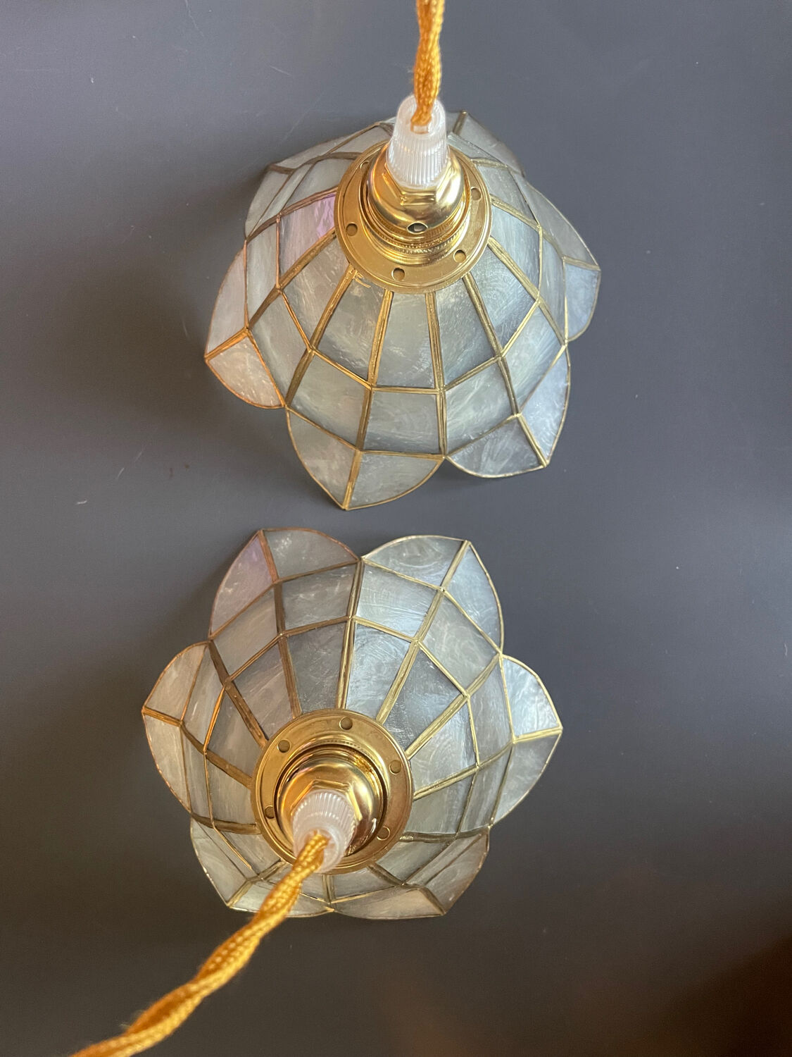 2 portable lamps with flower-shaped lampshades in mother-of-pearl and brass.