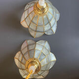 2 portable lamps with flower-shaped lampshades in mother-of-pearl and brass.