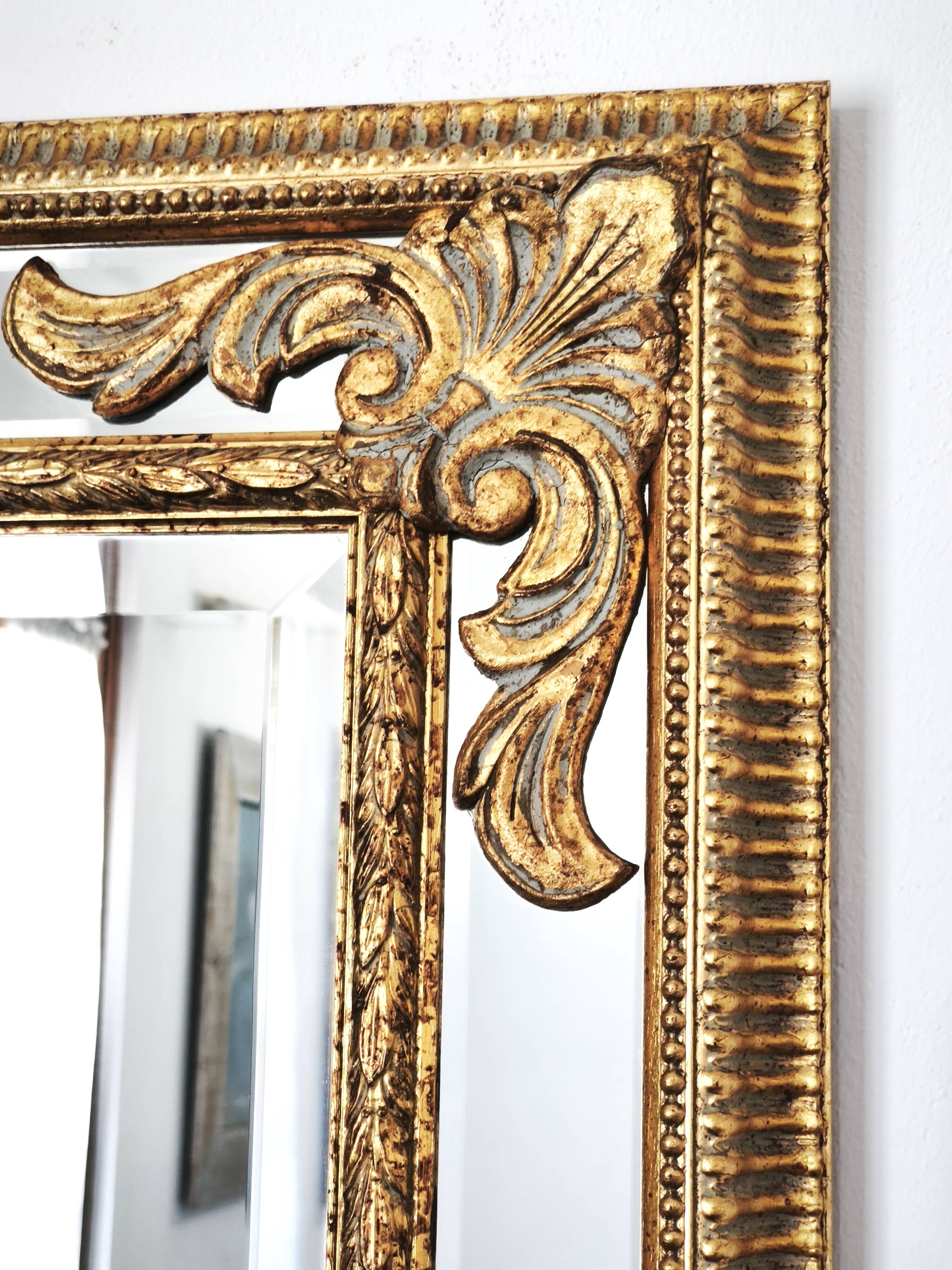 Grand miroir italien doré en bois à verre biseauté