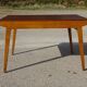Table vintage en bois avec pieds compas