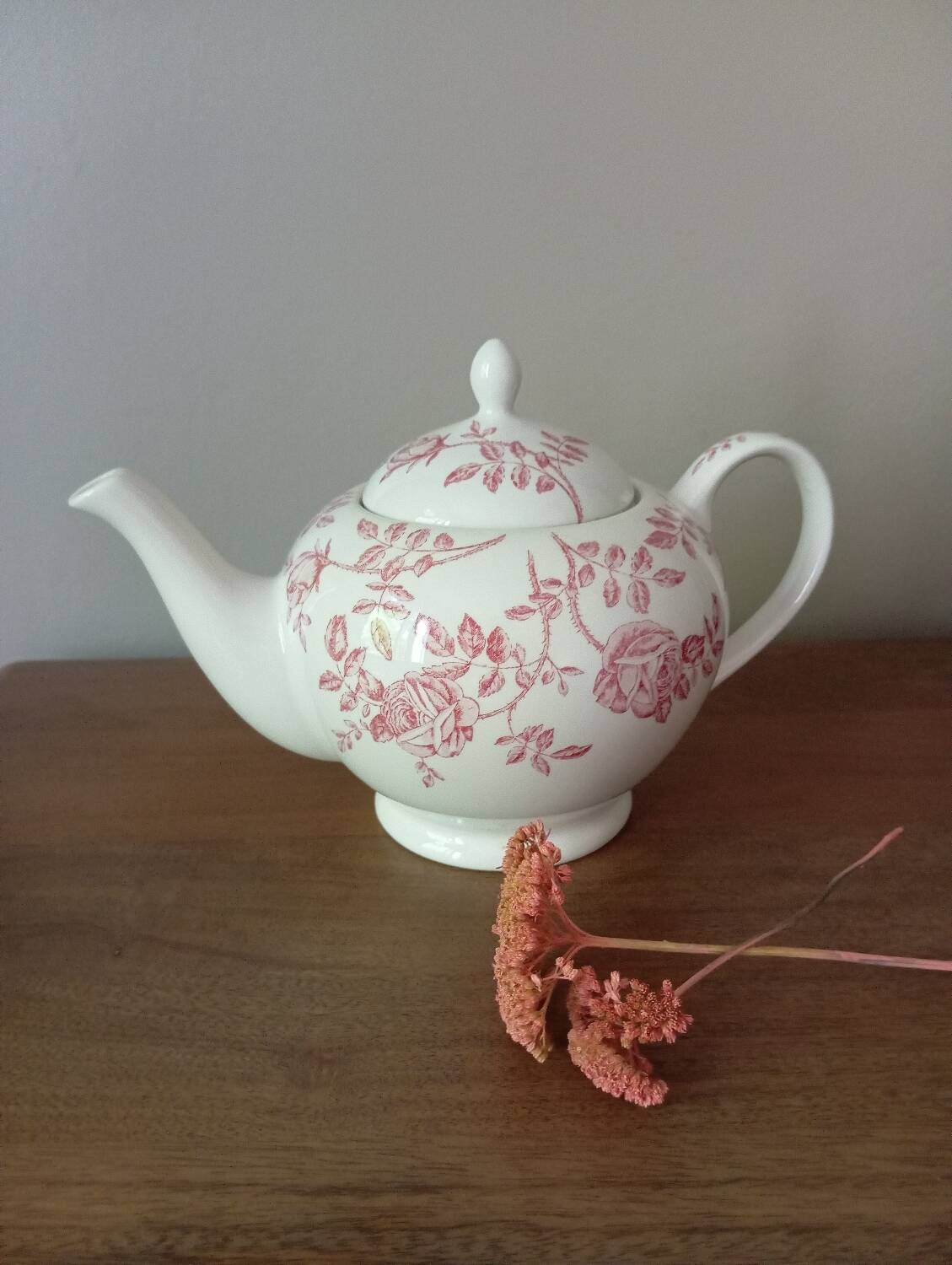 Théière décor à la rose de Churchill - England
