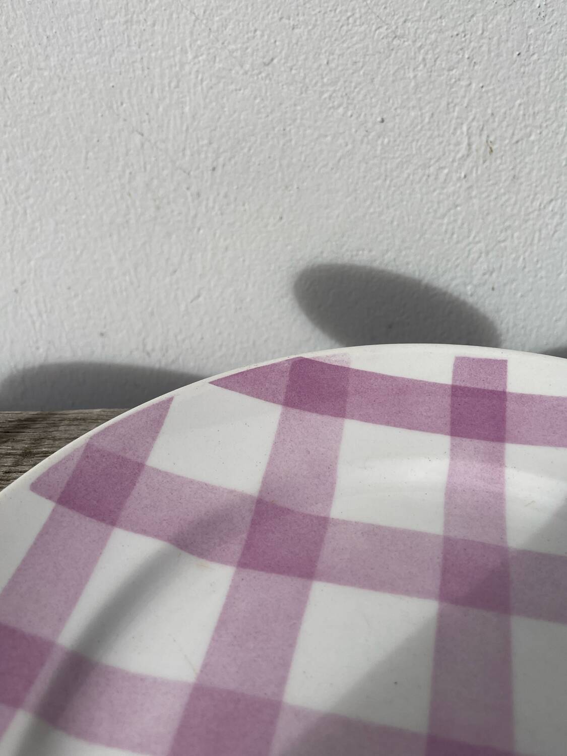 4 dinner plates, pink tablecloth, Moulin des Loups