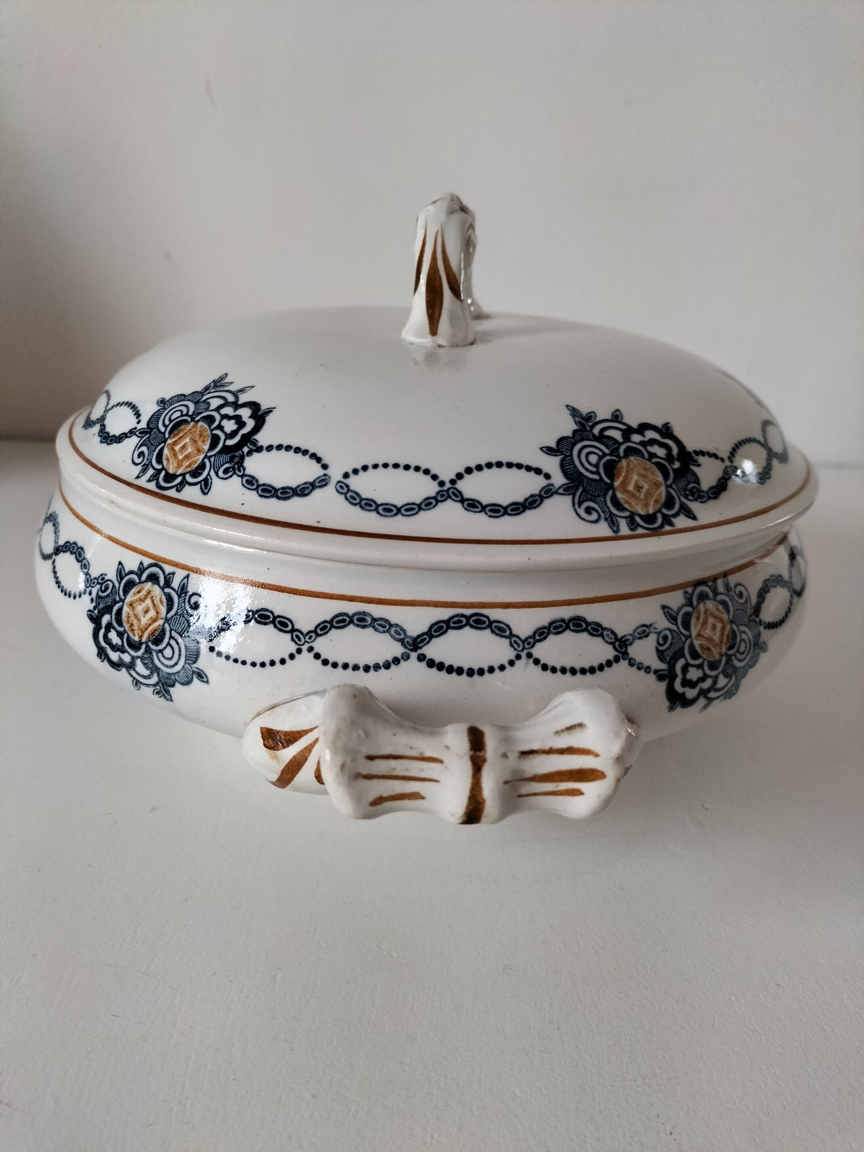 Antique Saint-Amandinoise tureen, blue and ochre decoration 6523, 1900-1920