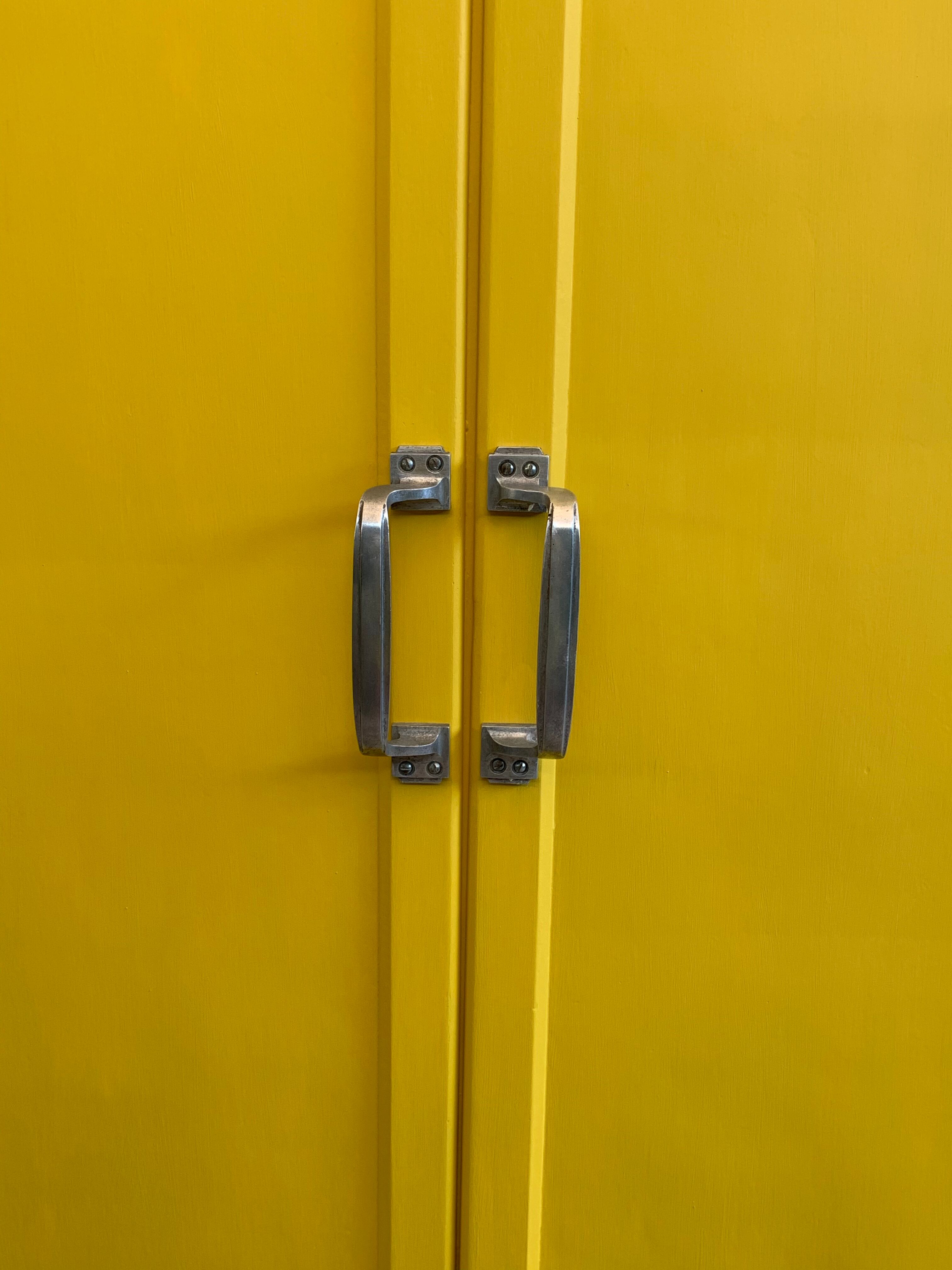 Armoire parisienne jaune poudrée 1950