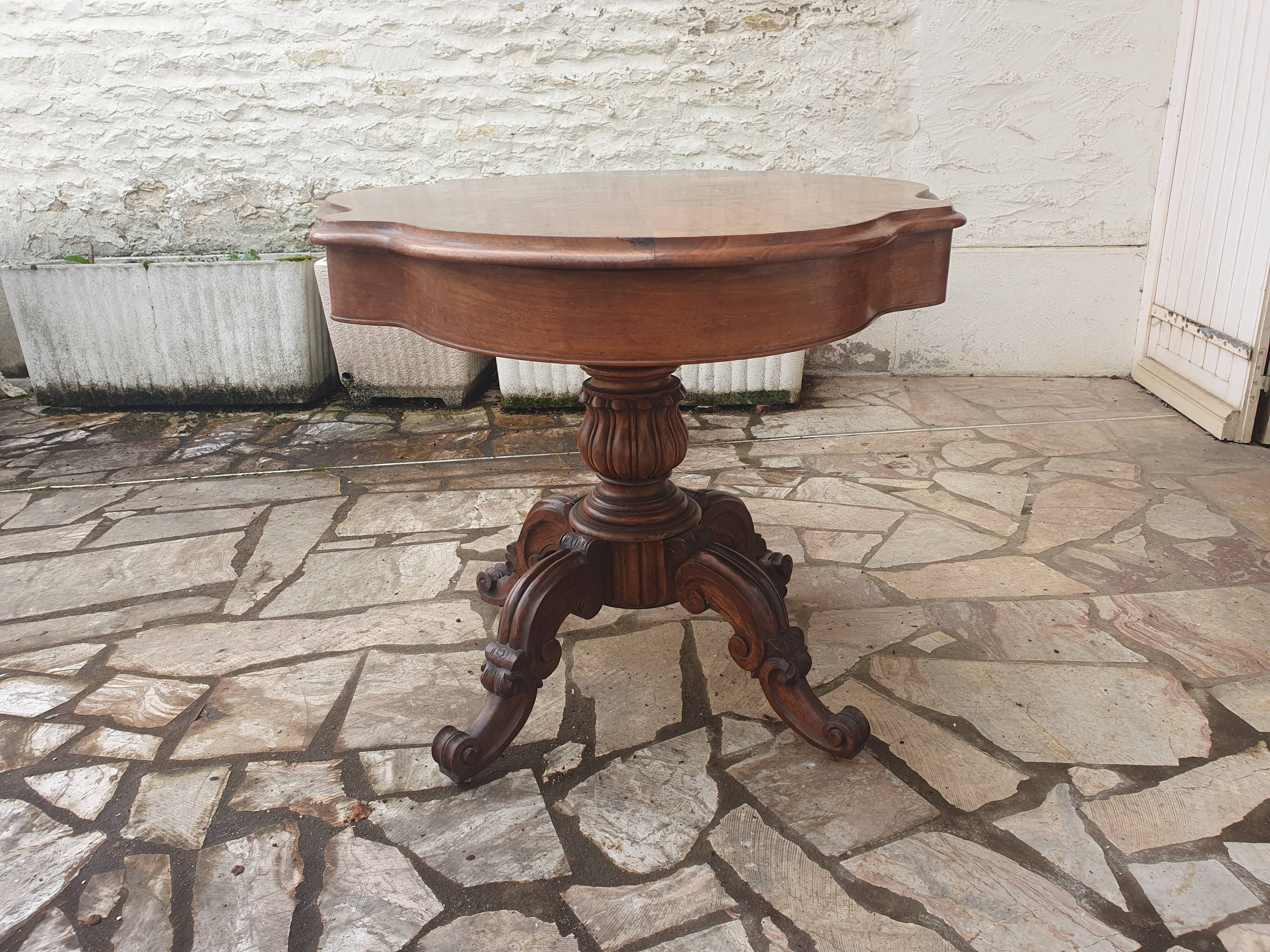 Mahogany violin pedestal table, 19th century