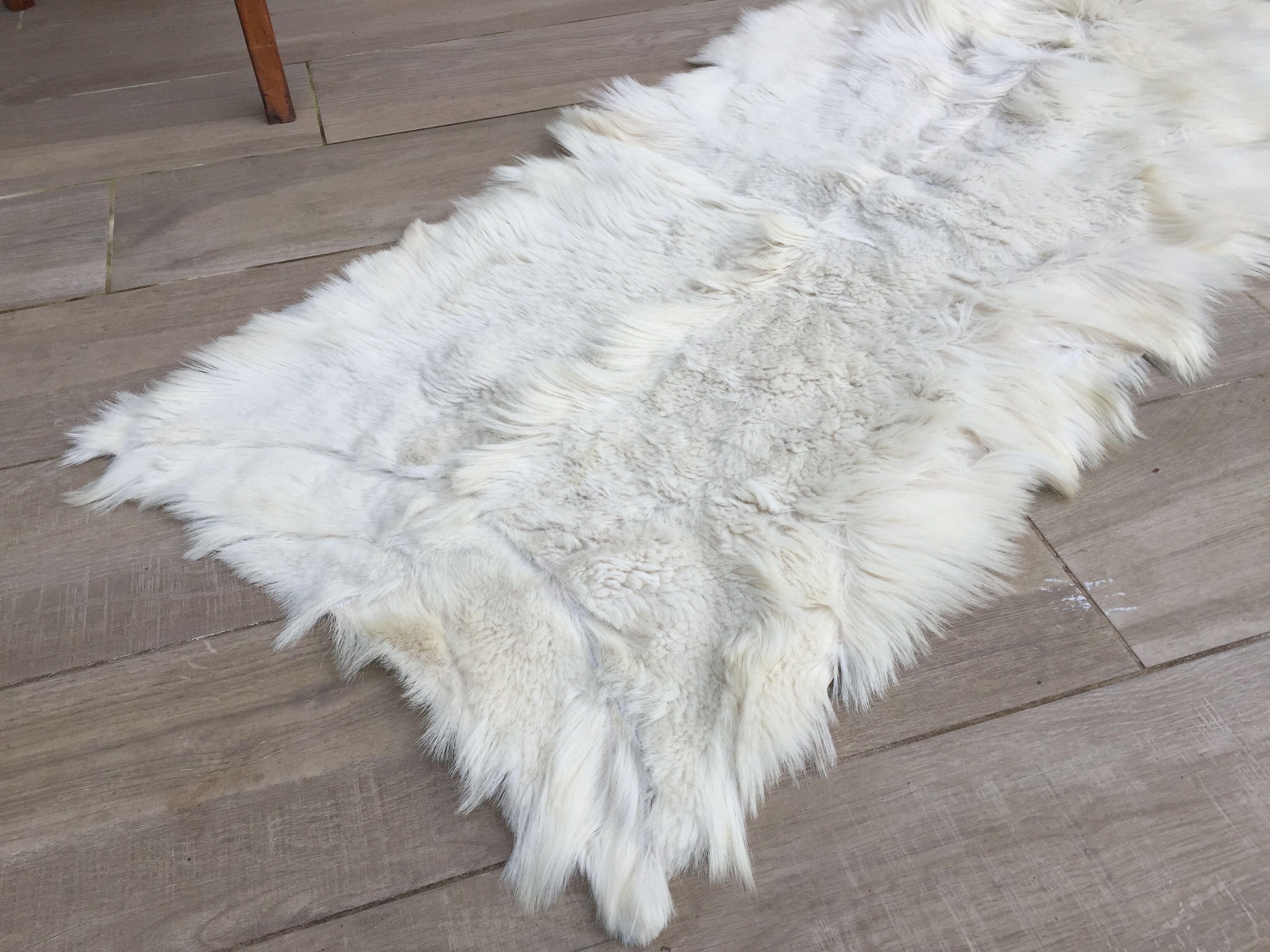 Vintage white skin carpet - 60 x 125cm