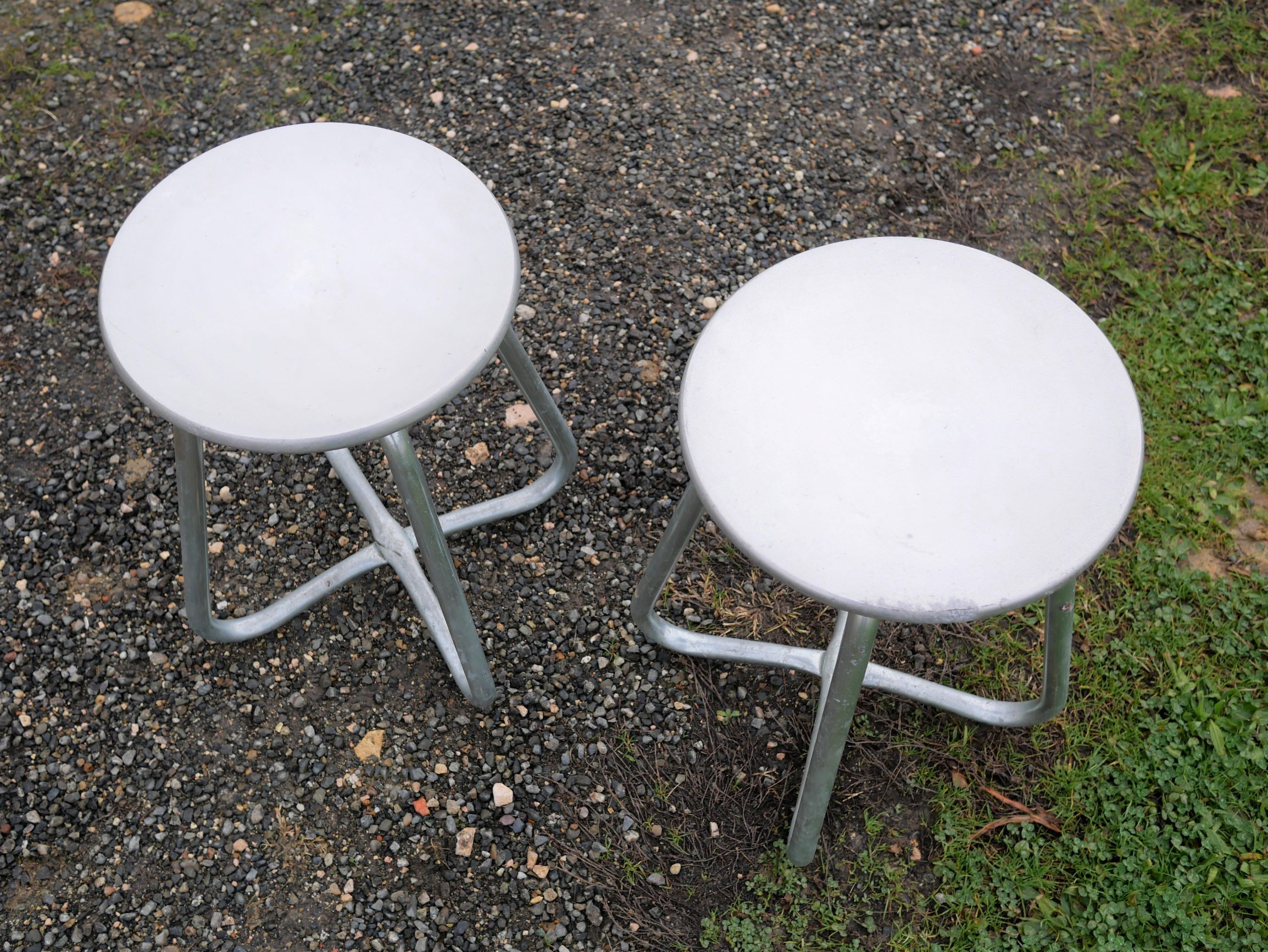 Paire de tabourets industriels