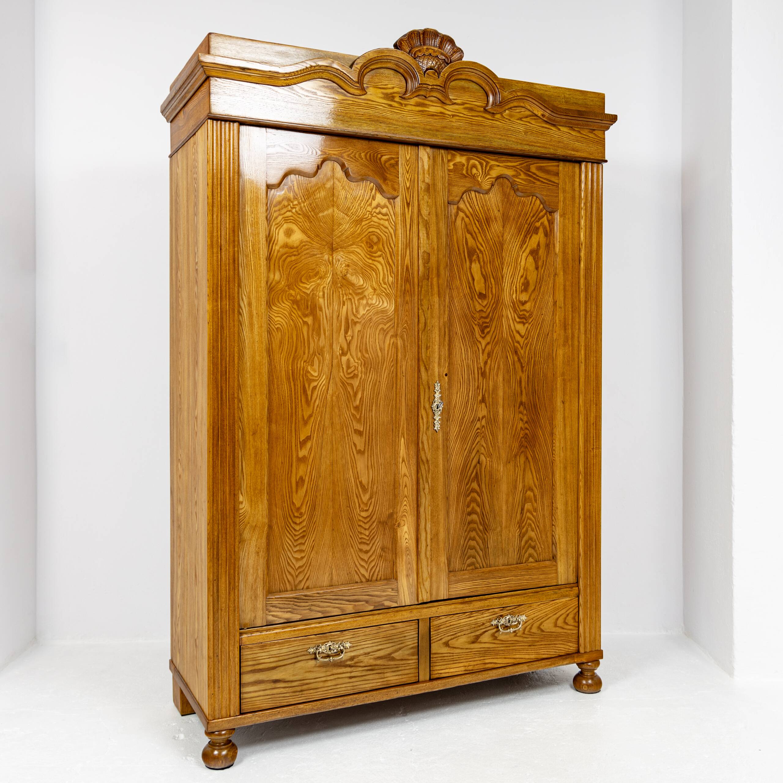 Armoire Louis-Philippe en frêne massif - 1835-1850