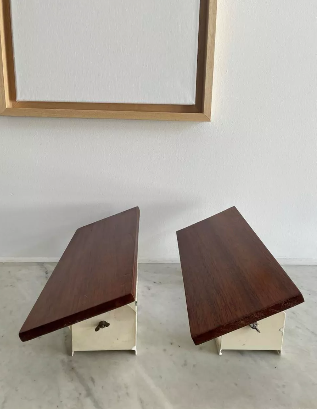 Paire d'appliques vintage à volet orientable, bois et métal laqué blanc, France 1960