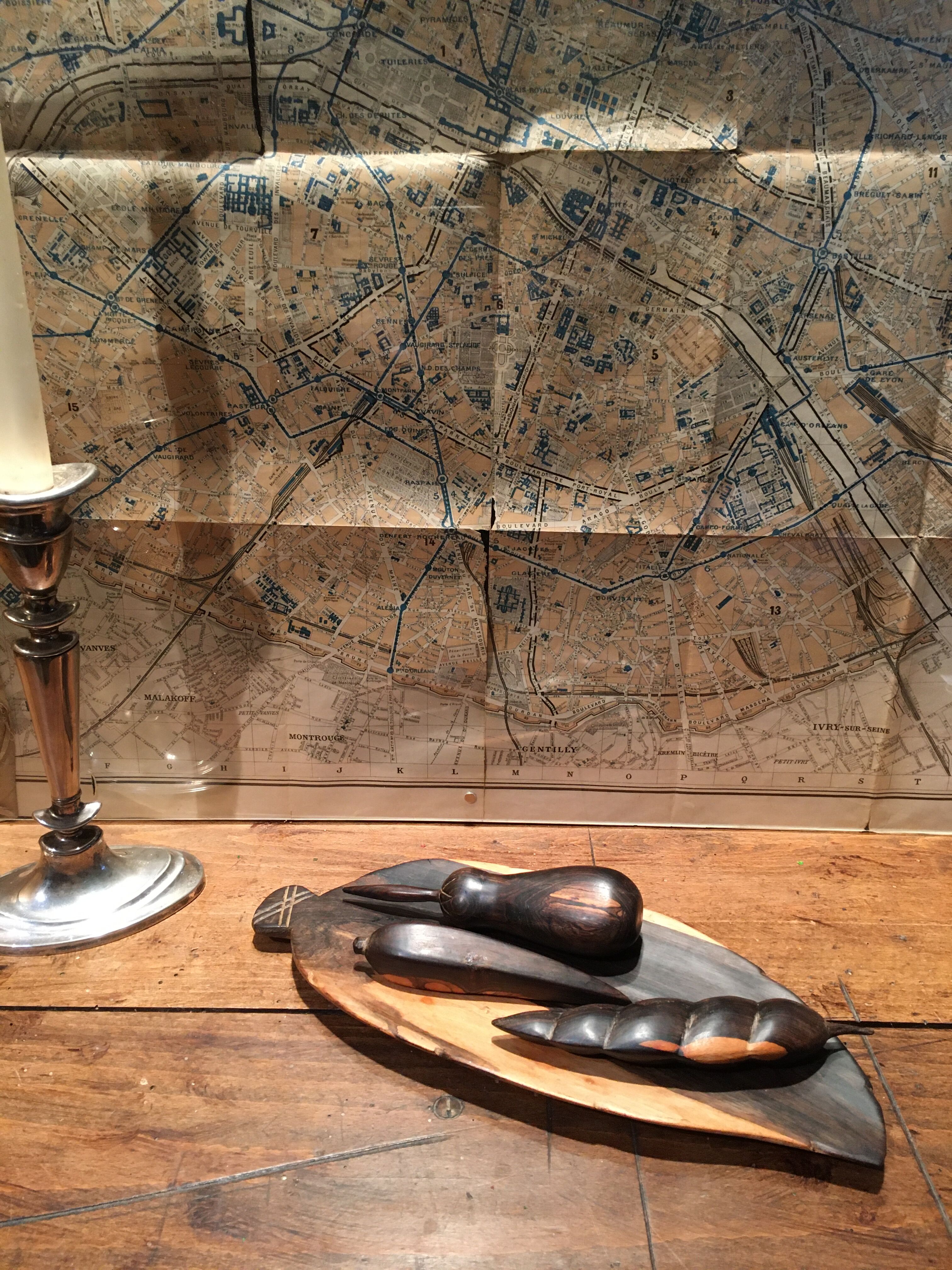 Tray and its wooden fruits. Tribal art