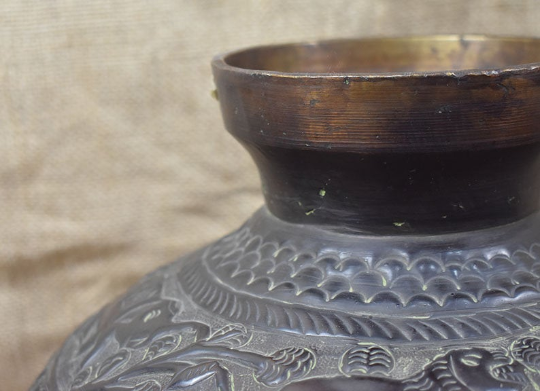 Jarre in bronze metal