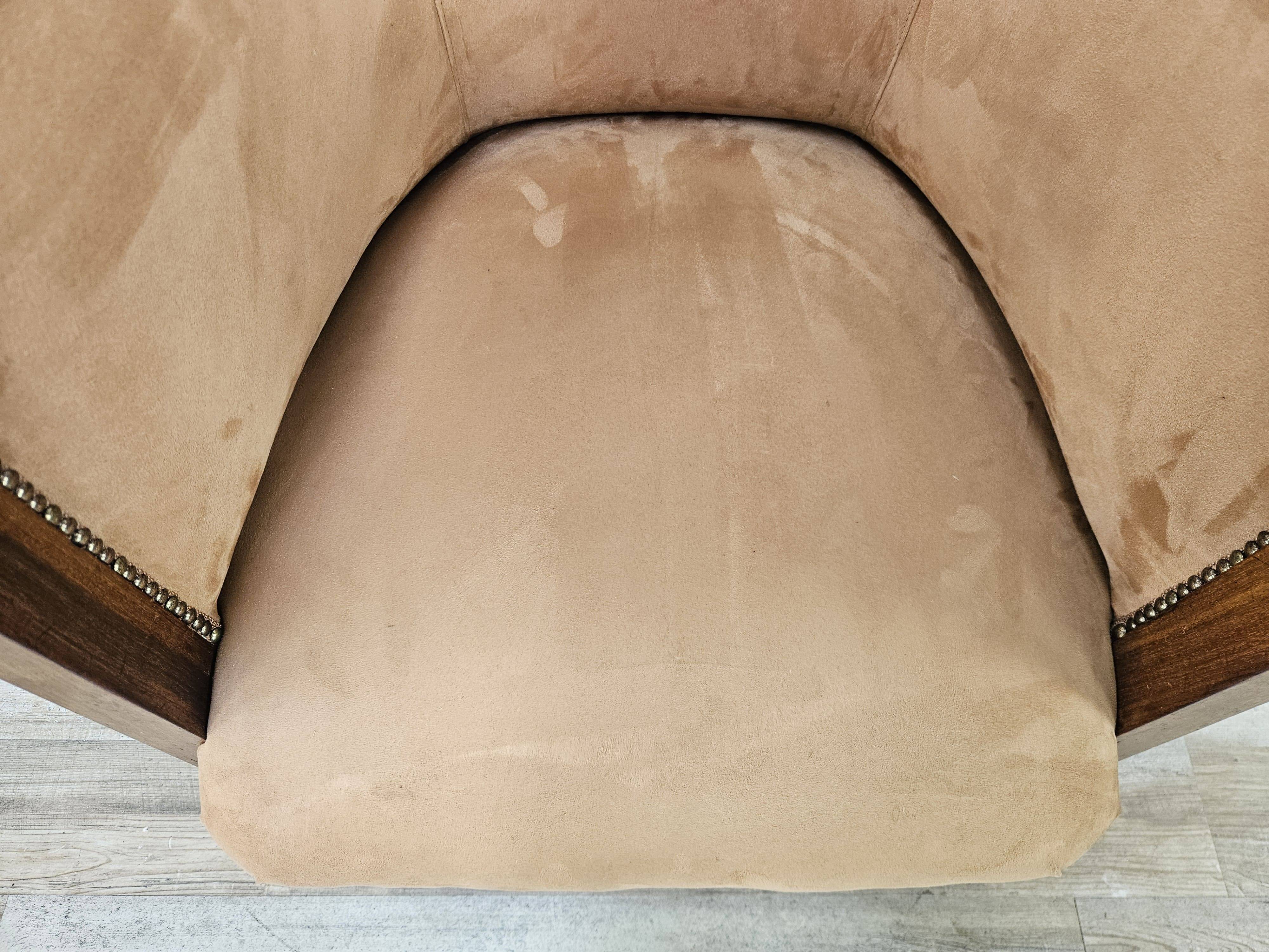 1940s Art Decò armchair in walnut and velvet
