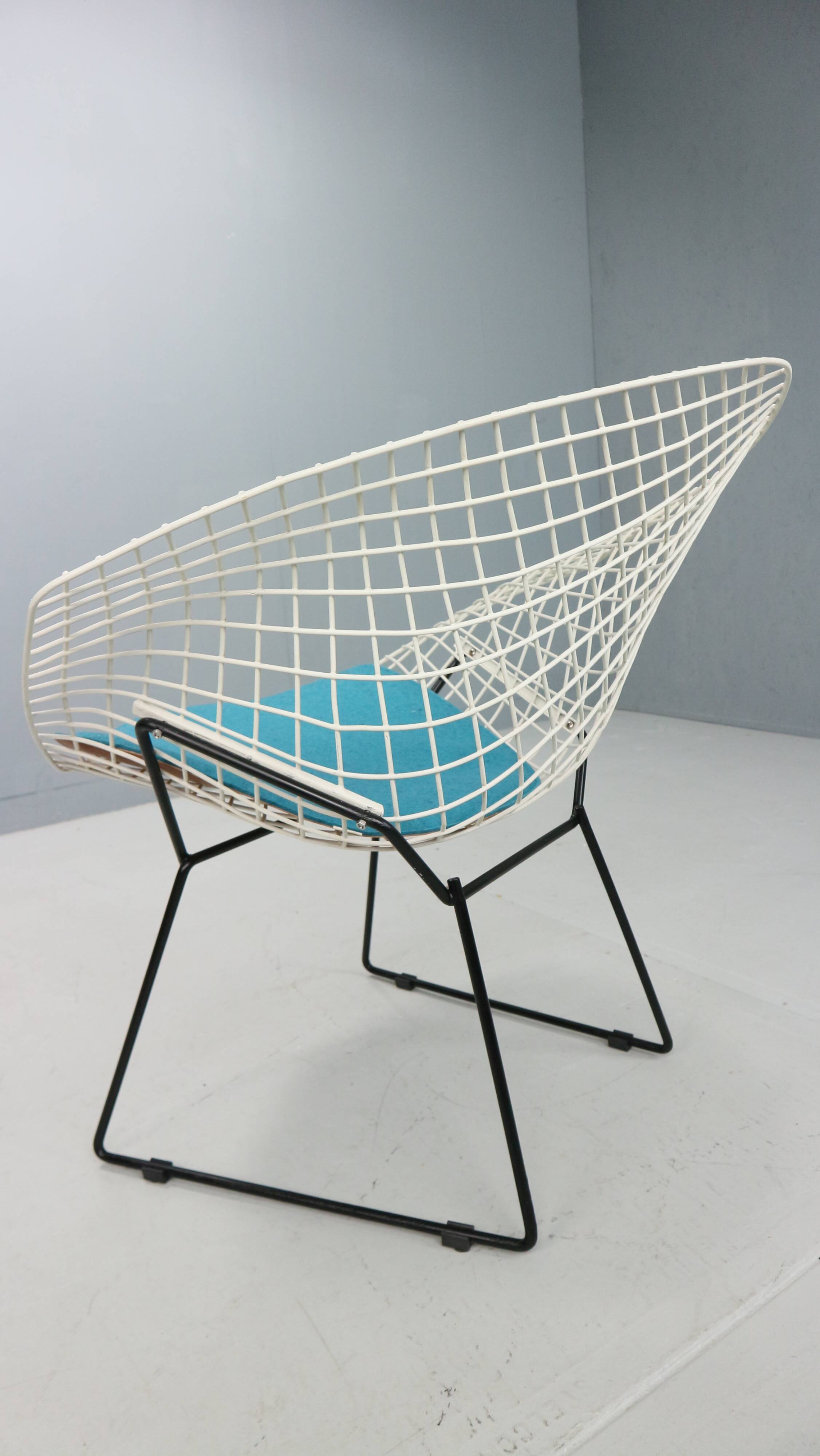 Diamond chair by Harry Bertoia in white & black metal and new blue seating