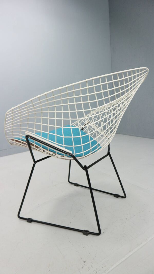 Chaise Diamond de Harry Bertoia en métal blanc et noir et nouvelle assise bleue