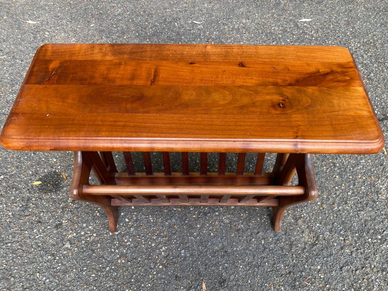 Table d'appoint porte-revues vintage en bois — Bout de canapé