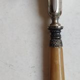 Manche pince a gigot corne et métal argenté