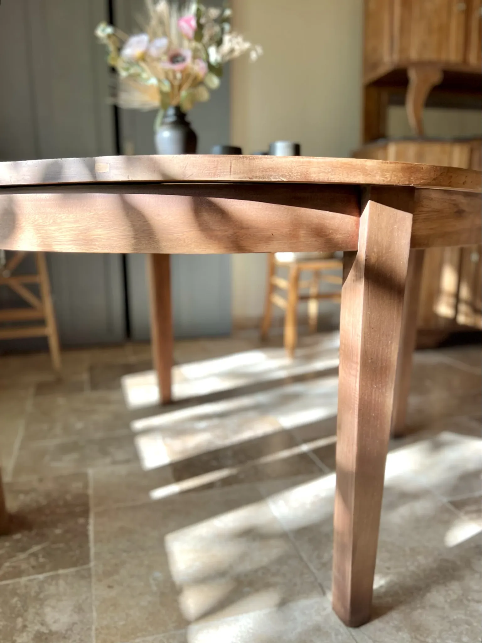 Extendable round table from the 1970s