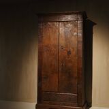 Armoire française du XVIIIe siècle 'fleur-de-lis'