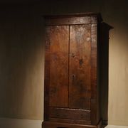 Armoire française du XVIIIe siècle 'fleur-de-lis'