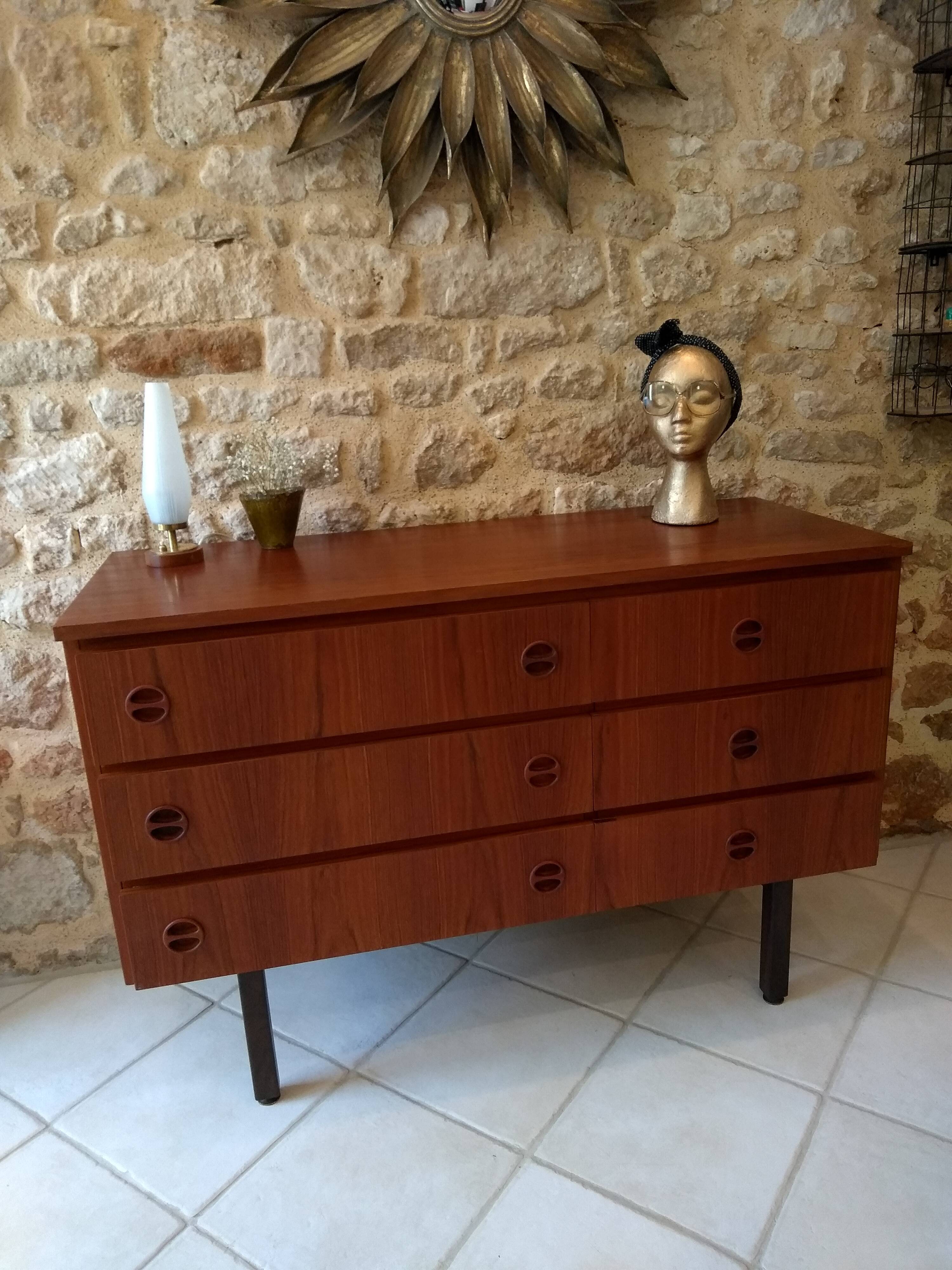 Scandinavian commodus/hairdresser