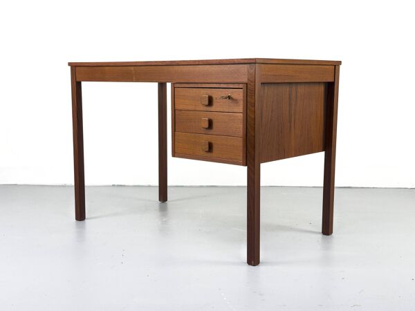 Petit bureau en teck avec trois tiroirs de Domino Møbler, années 1970.