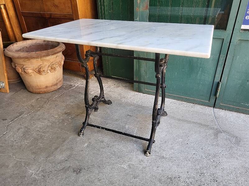 Table bistrot en marbre avec pied en fonte