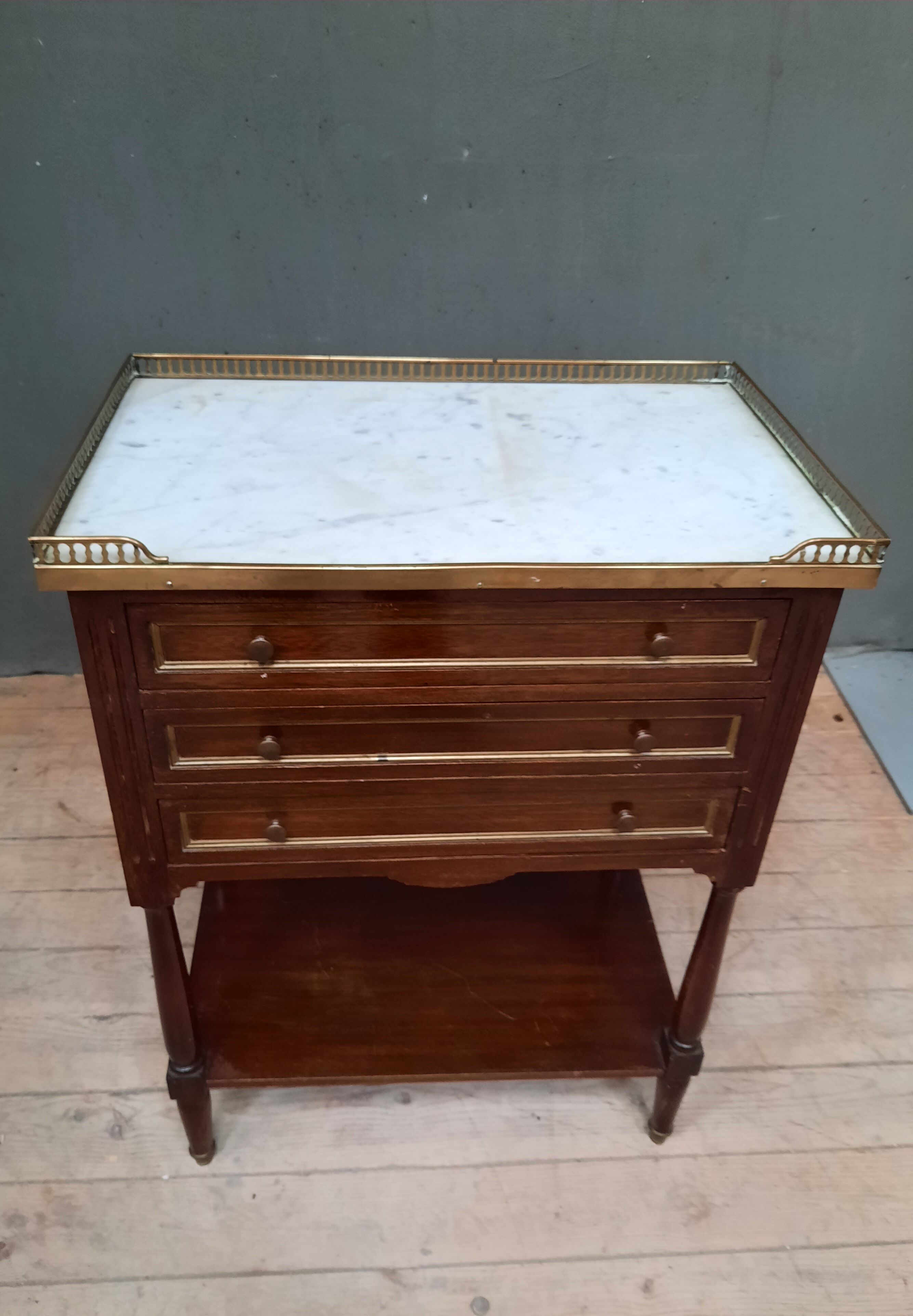 Mahogany chest of drawers in Louis XVI style