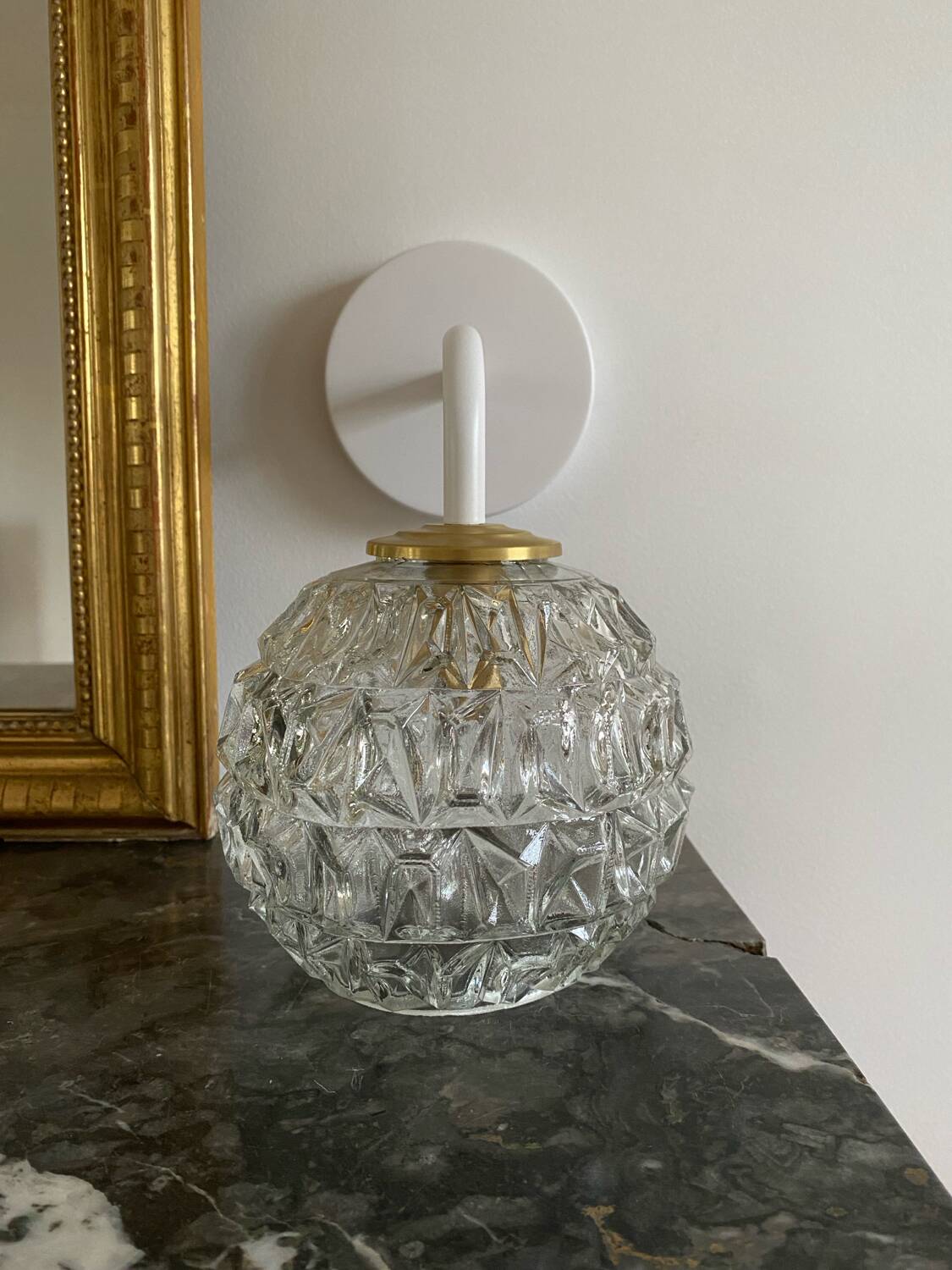 Wall lamp with vintage globe