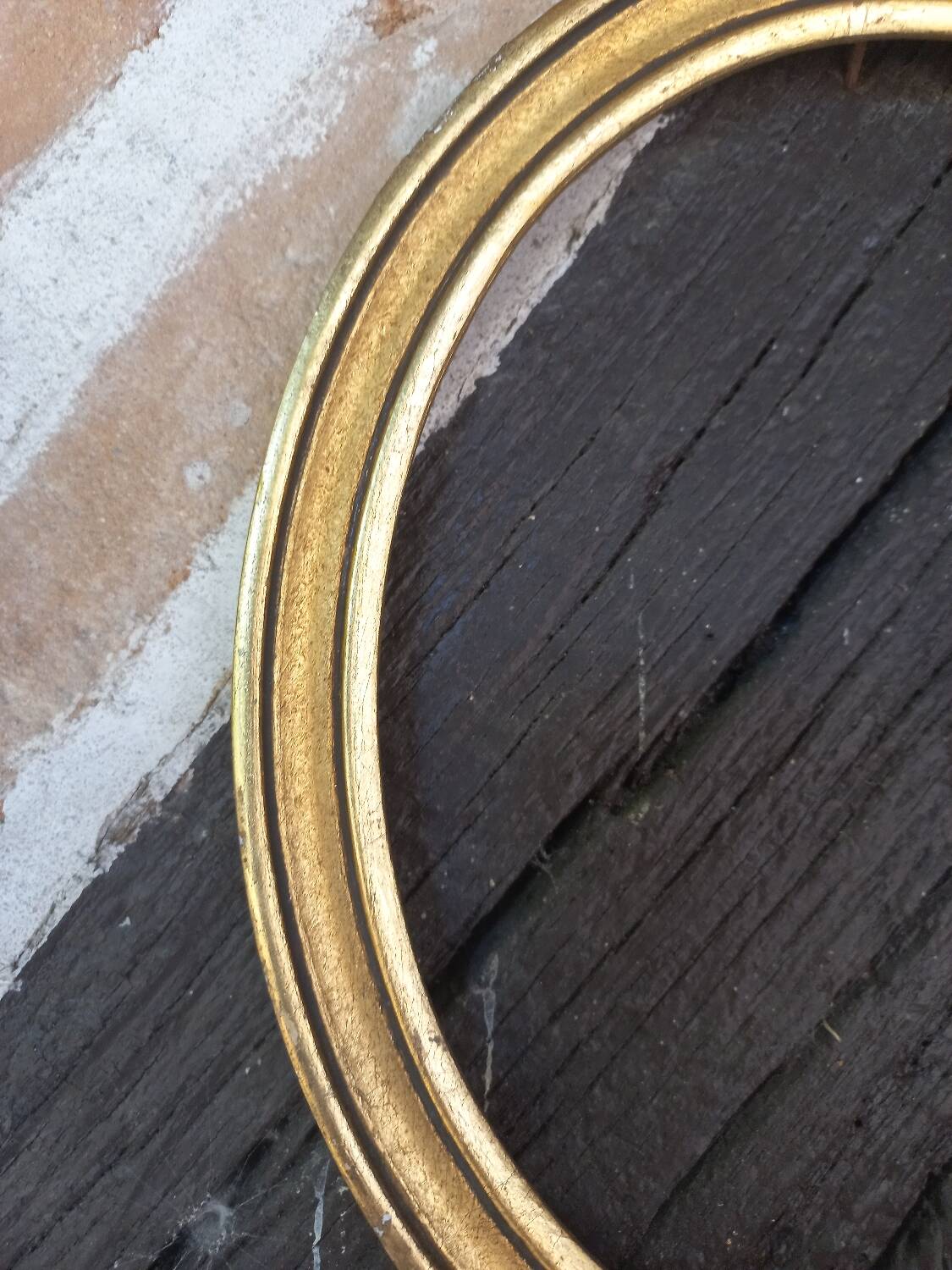 Oval golden medallion frame
