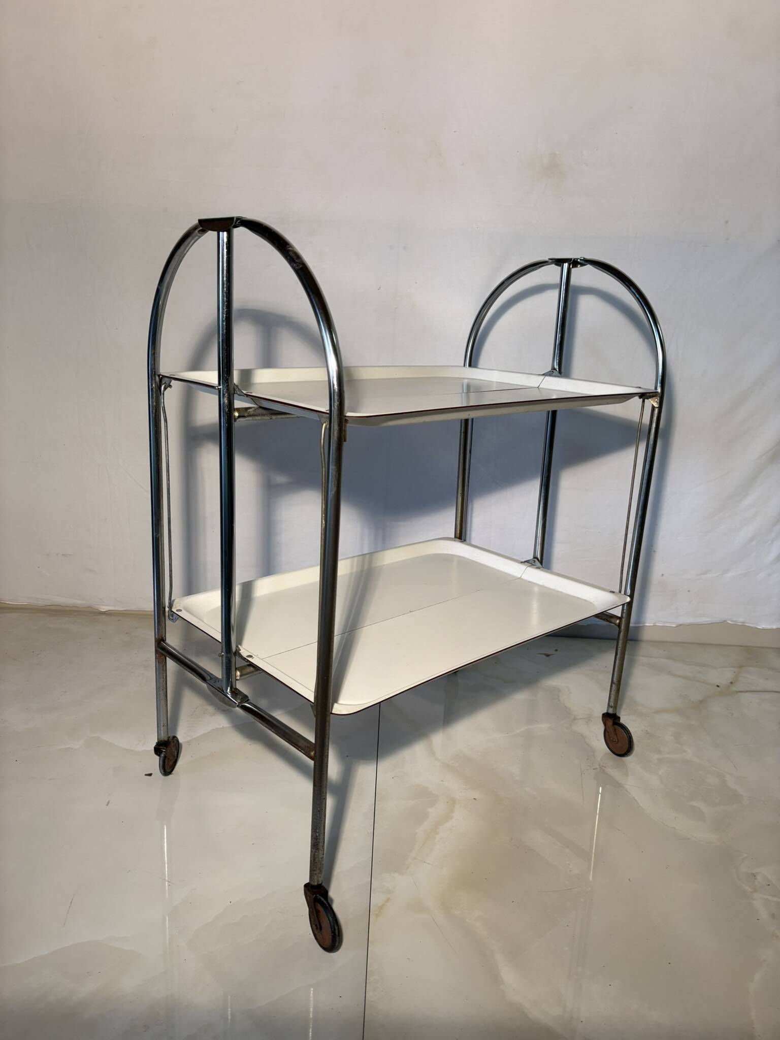 Vintage folding trolley in chromed metal and enamelled trays