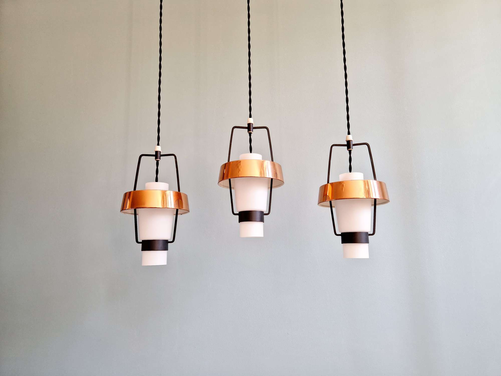 Trio de suspensions scandinaves en opaline et aluminium anodisé, 1960