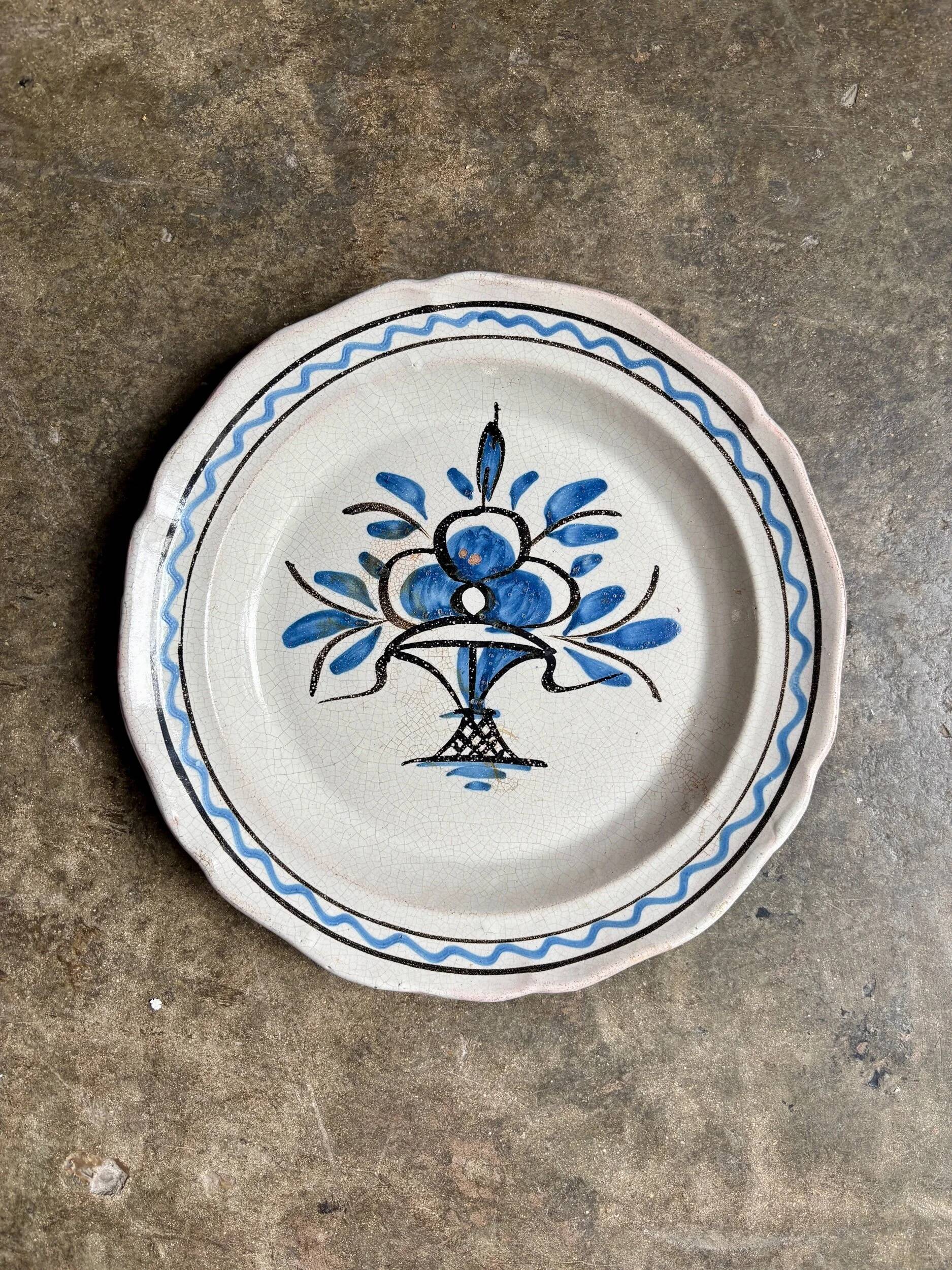 Round dish, black bottom in glazed terracotta