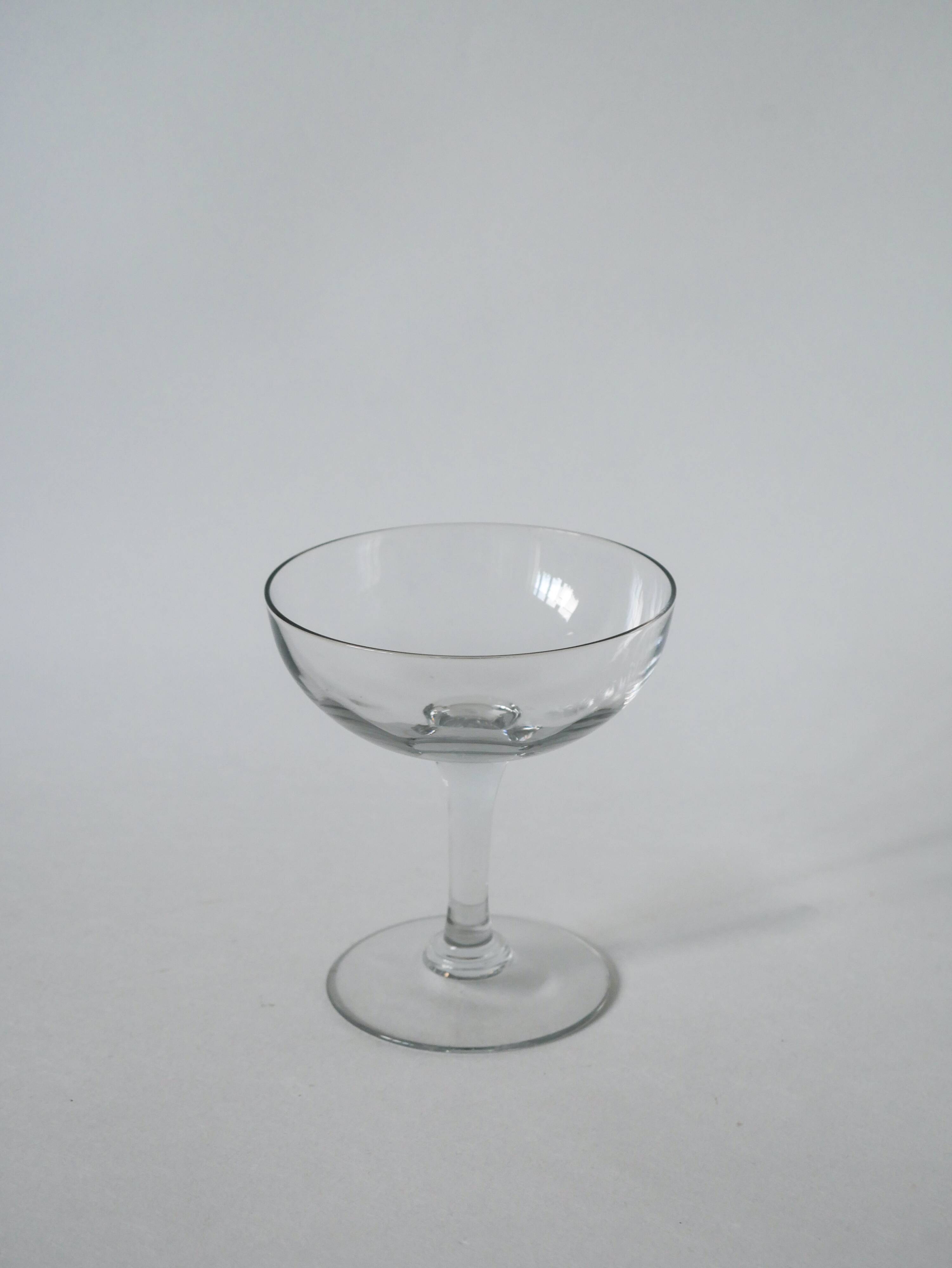 Magnificent set of 6 mismatched crystal champagne glasses 1930-1950 11 x 9 cm. In excellent condition