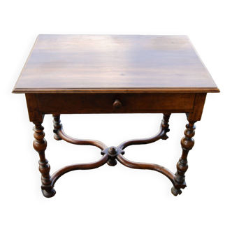 Table à écrire Louis XIII en noyer, pieds tournés en balustre entretoise en x.